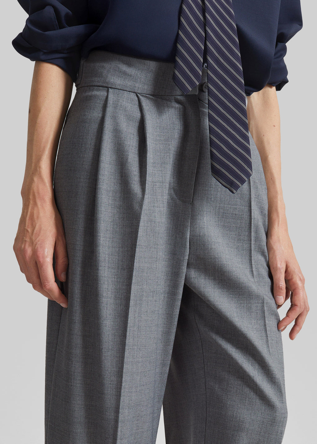 Doyer Pleated Trousers - Light Grey